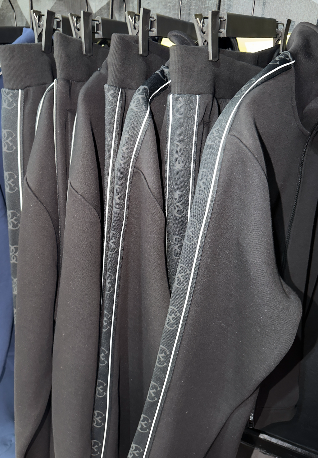 GUESS TRACKSUIT